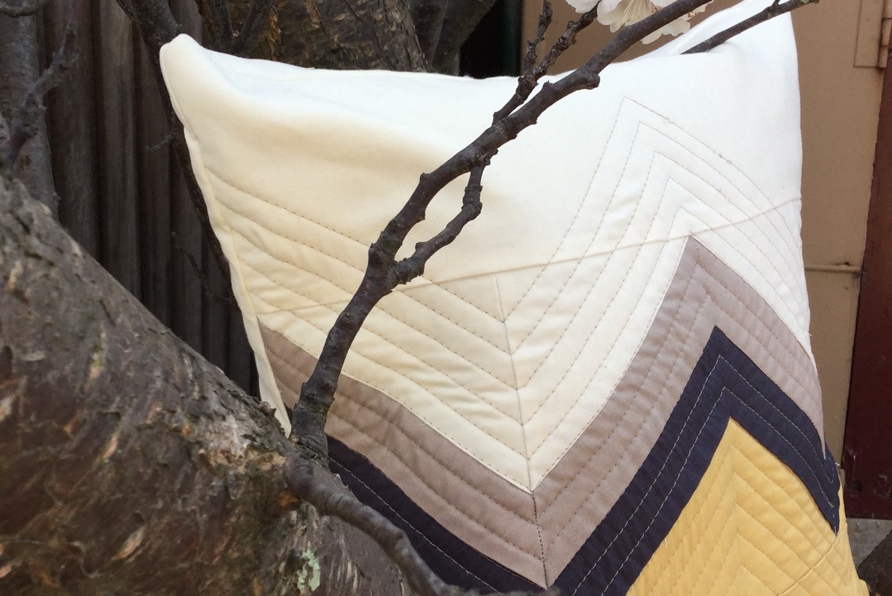 Foundation paper piecing block tutorial and free cushion pattern